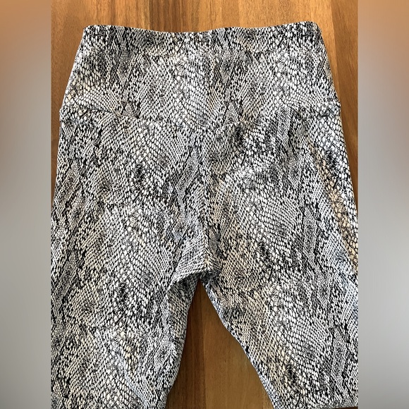 Like new! MPG sport leggings - snakeskin pattern - size M - Picture 2 of 10